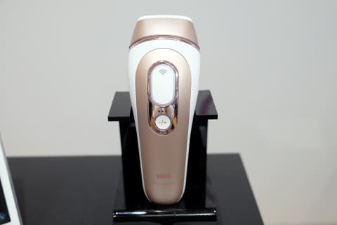 ブラウン、ムダ毛ケアに続けやすい光美容器 肌色や部位ごとに自動調整