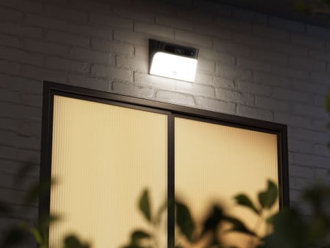 アンカー、配線不要のライト付き防犯カメラ - 家電 Watch