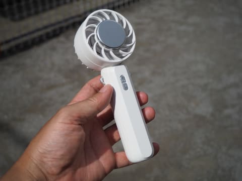 ニトリのハンディファン、風だけじゃなく冷却プレートも気持ちいい