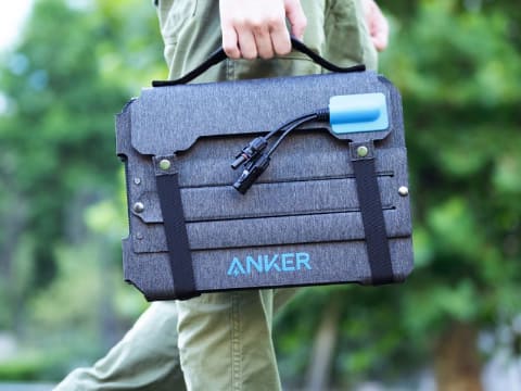 Anker、たたんで片手で持てるソーラーパネル - 家電 Watch