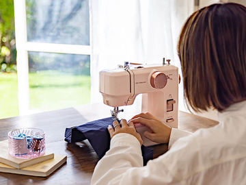 AC電源でも乾電池でも駆動し、名前の刺繍もできる「子育てにちょうど