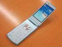 iモード端末「P-01E」「N-01E」の新色 - ケータイ Watch