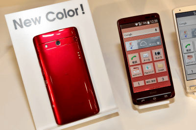 auのシニア向けスマホ「BASIO」、新色のレッドを29日発売 - ケータイ Watch