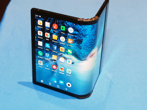 画面がグニャッと曲がる折りたたみスマホ「FlexPai」の実機をチェック