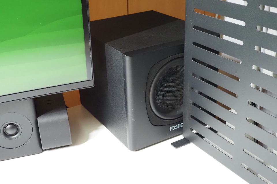 ディスプレイの台座としてスピーカーを使う！ FOSTEXの「PM0.3BD」を