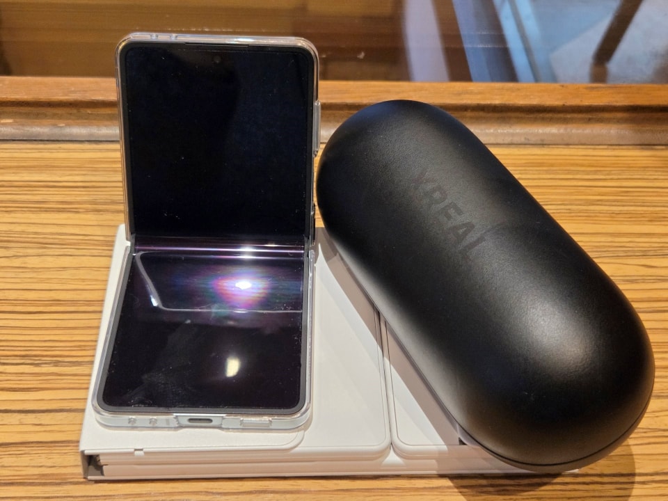 執筆作業だけならこれでいいかも――Galaxy Z Flip7にARグラスと物理