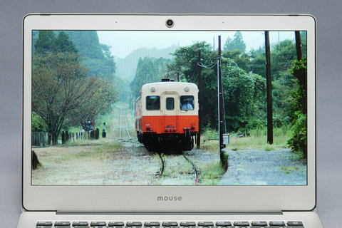 Hothotレビュー】3万円台でもチープさが見えない金属筐体の11.6型