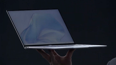 Huawei、Core i7搭載でファンレスな13型モバイルノート「MateBook X