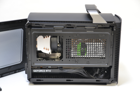 Hothotレビュー】ハンドルが便利! コンパクト&高性能ゲーミングPC「G