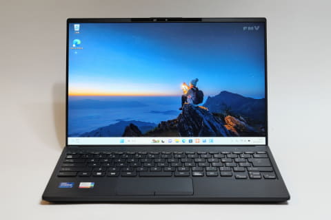 Hothotレビュー】手にした瞬間から“世界最軽量”を実感できる14型