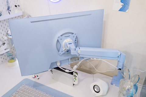 パステルブルーとパステルピンクの200Hz対応ゲーミングモニター - PC Watch