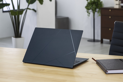 1kgちょうどでしかも超薄いぞ！Core Ultra/メモリ32GB/1TB SSDで