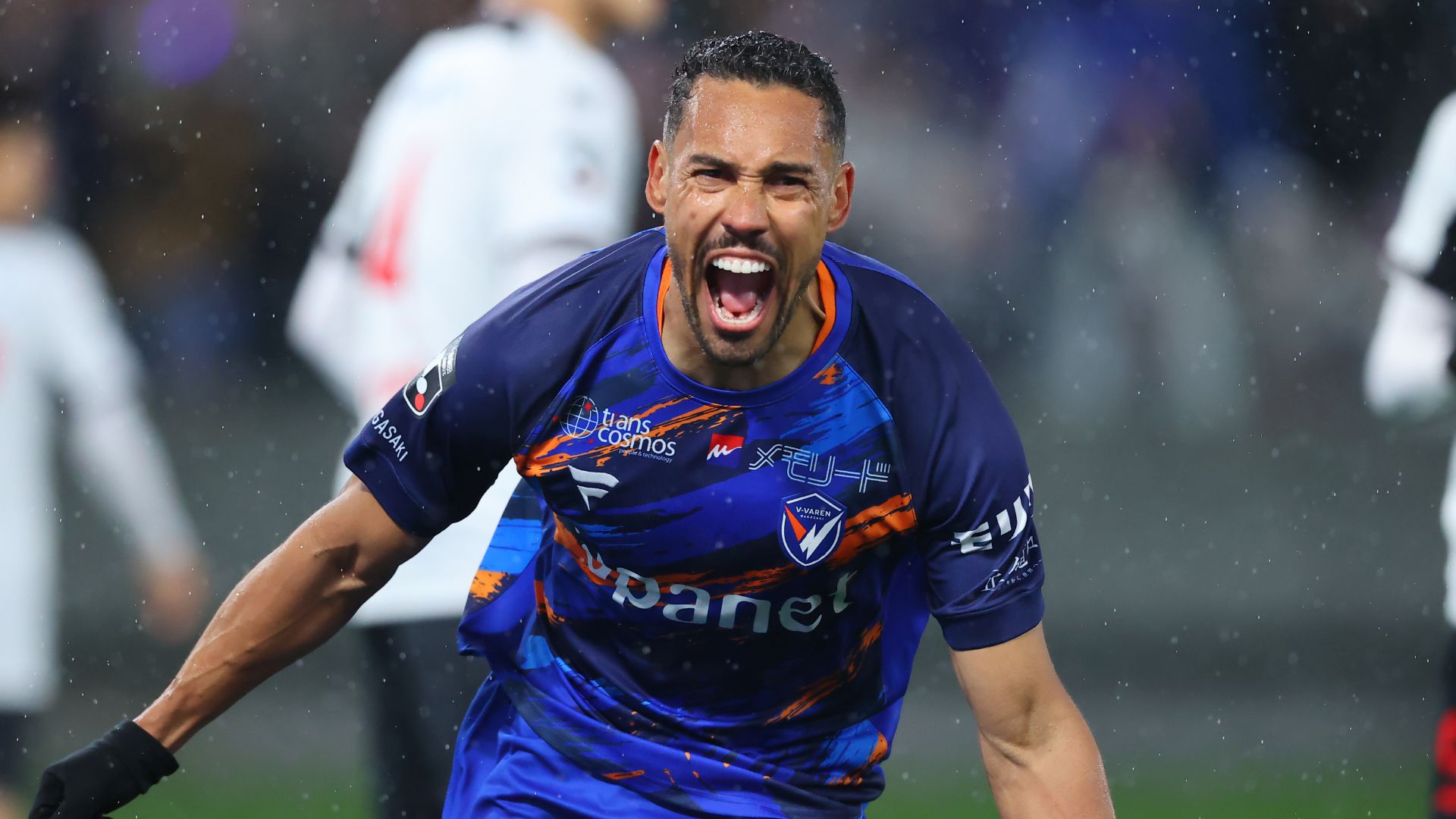 長崎退団の34歳ブラジル人FWが通算54ゴールのJ2を引き続き舞台に