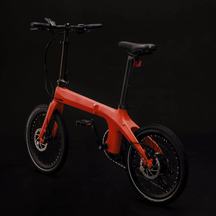 1回の充電で120km走れるのに、片手で持ち上がる超軽量電動アシスト