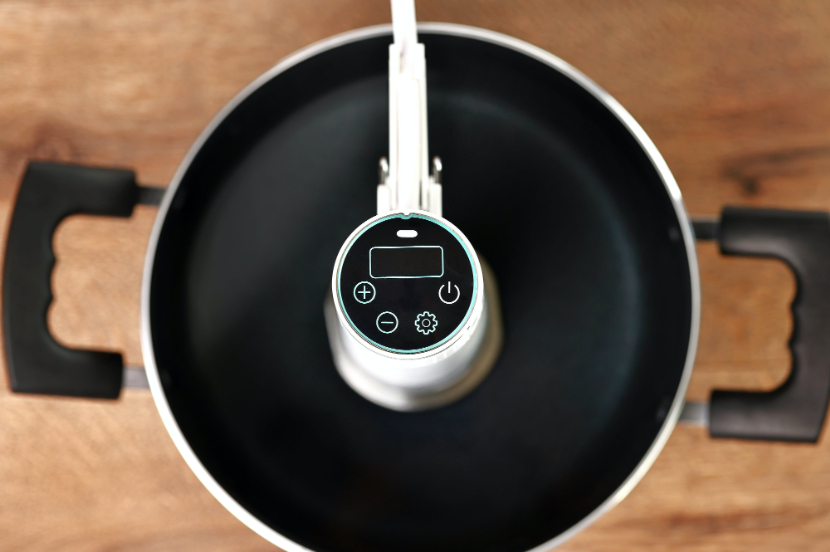 1200Wの大出力や自立式採用で、低温調理器の使いにくいを解消する