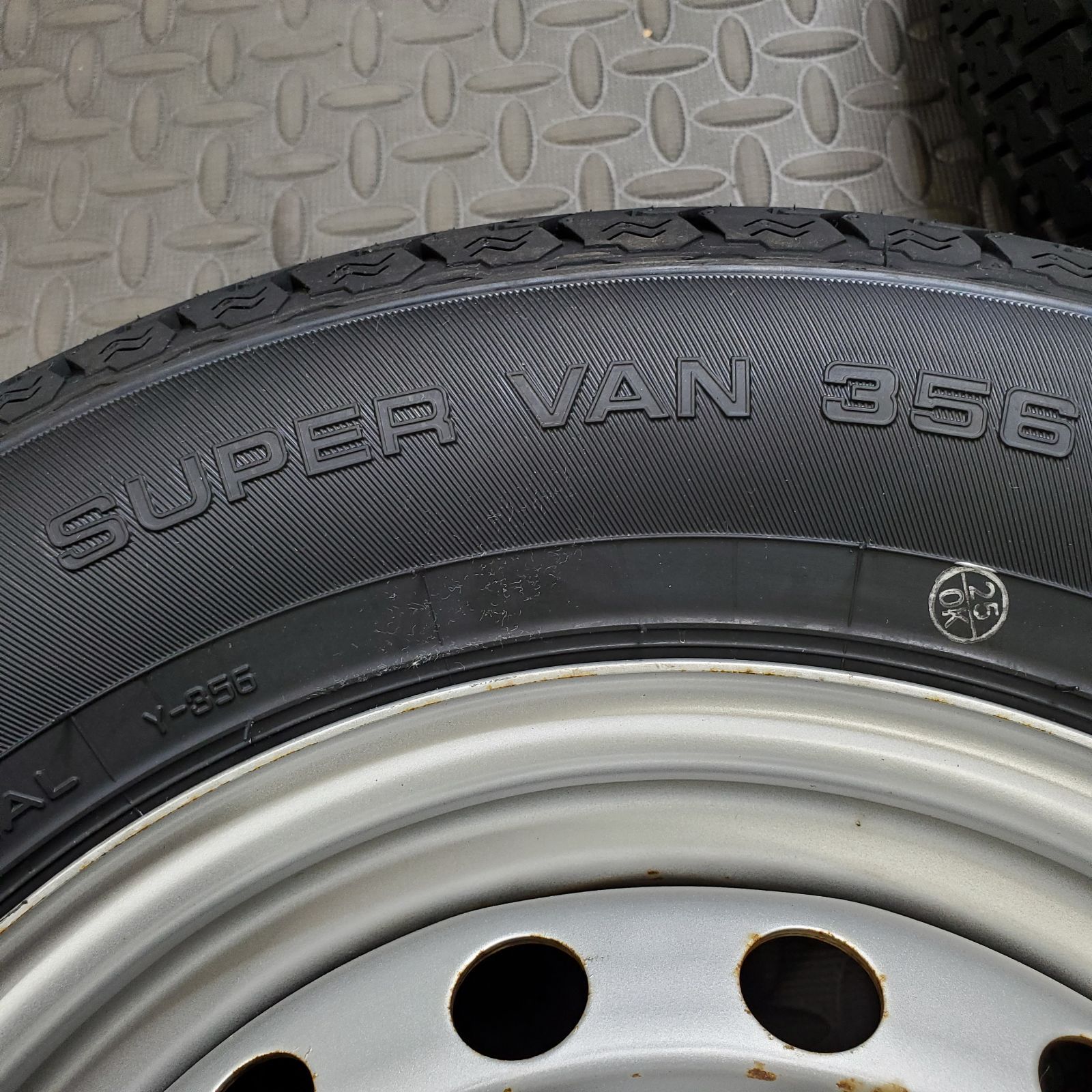 25年製 新品タイヤ 145/80R12 80/78N LT ヨコハマ スーパーバン356(夏