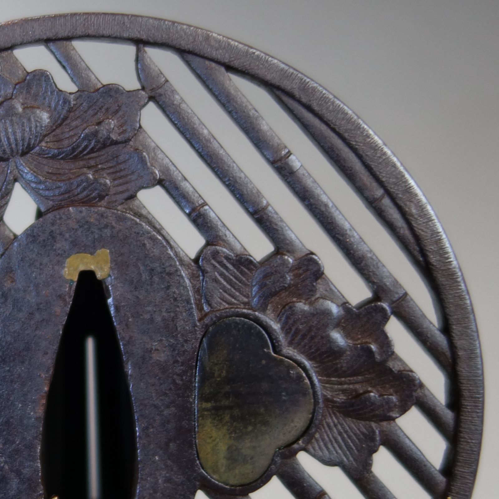 骨董逸品【竹斜格子に牡丹花透鍔 鉄地】(鍔箱・布団付き) 日本刀 刀