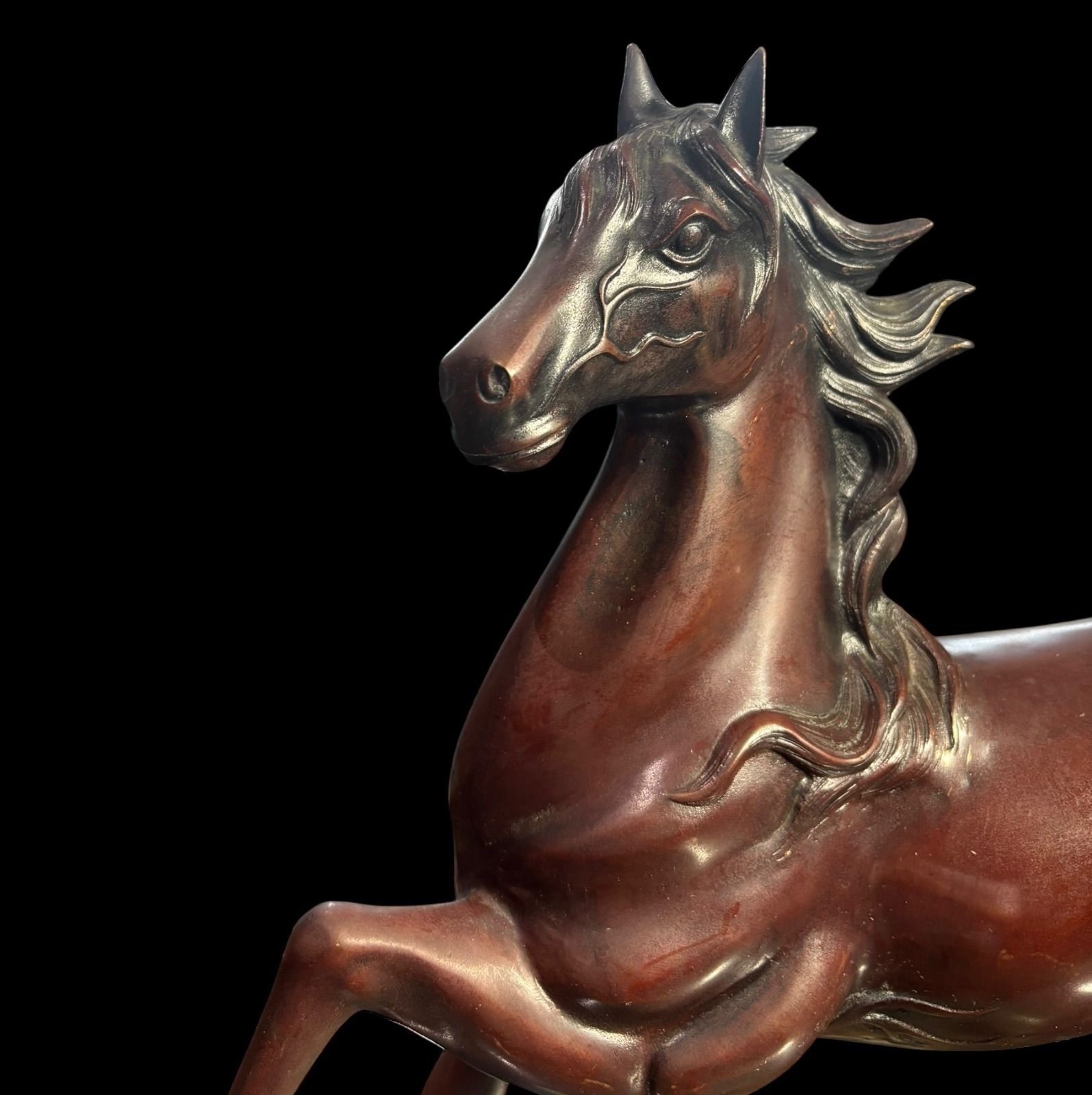 ブロンズ製馬の彫刻 黒色台座付き ブロンズ製馬の彫刻 黒色台座付き