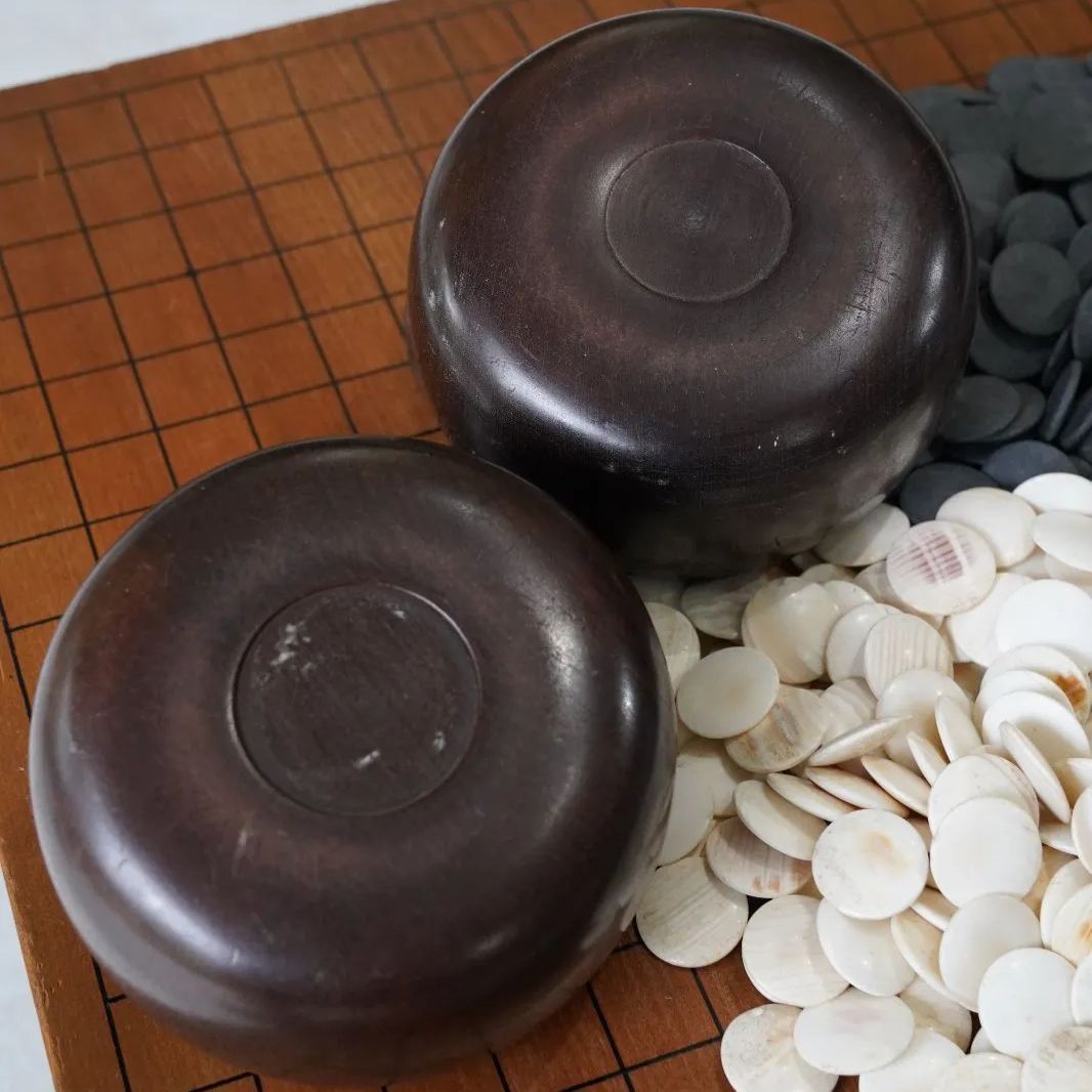 美色・碁石361枚セット】白180枚・黒181枚 木製碁笥付き 蛤碁石／那智