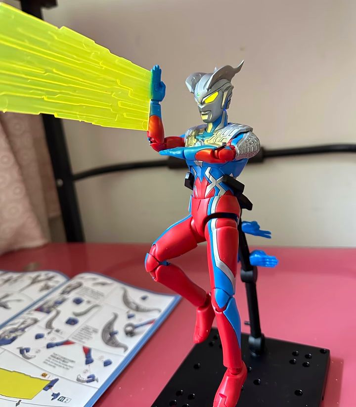中国限定 ウルトラマンゼロ プラモデル アクションフィギュア 発光機能