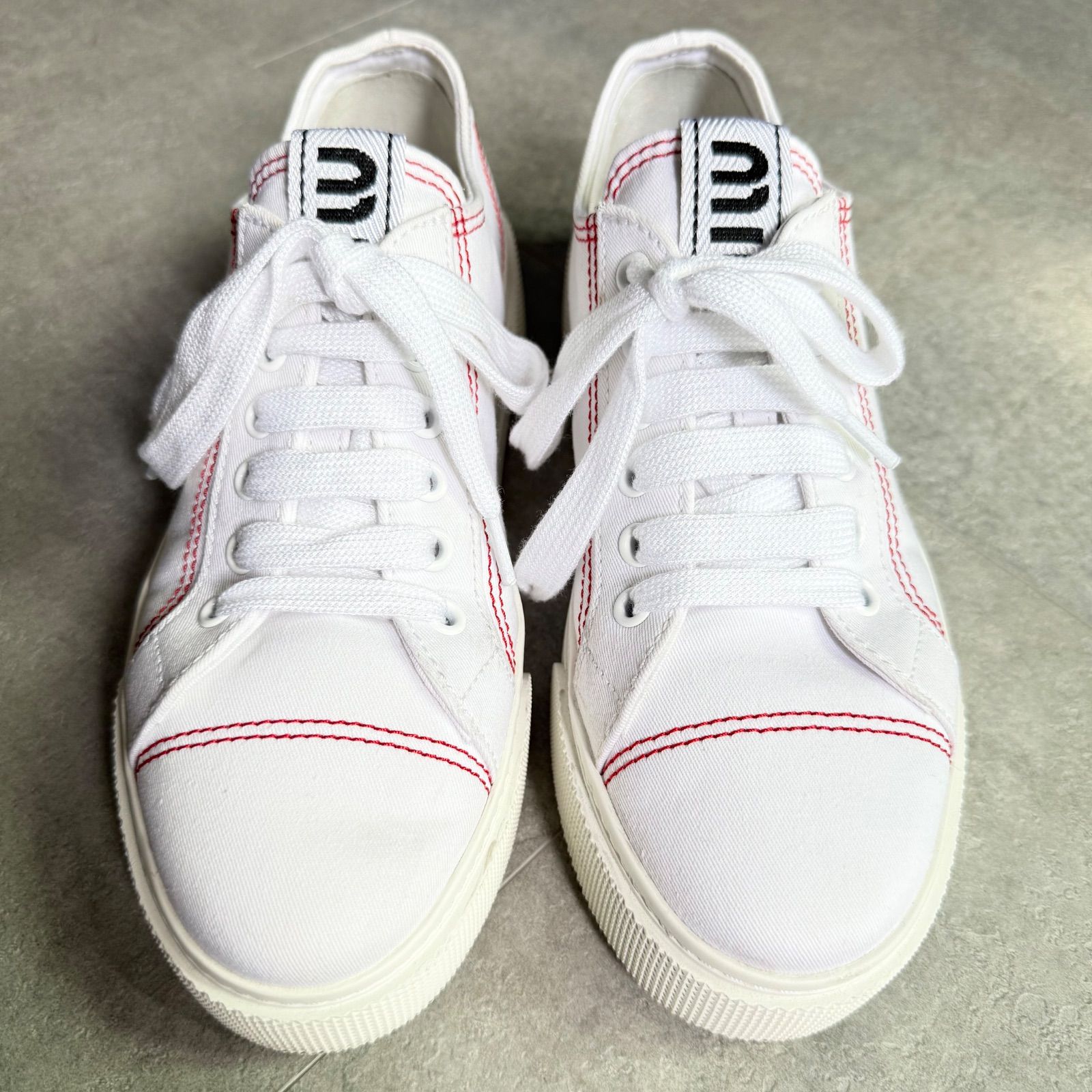 希少 美品 MIU MIU ミュウミュウ キャンバススニーカー ロゴ 白 赤