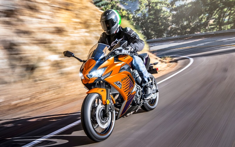 2025 Kawasaki Ninja 650 ABS vs 2025 Kawasaki Ninja ZX-6R in Joplin