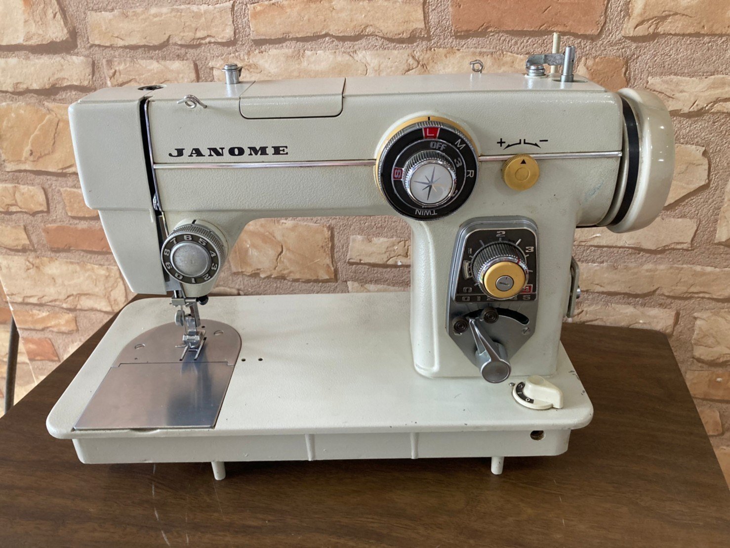 ミシン紹介】50年以上前のレトロなミシン『ジャノメ ダイヤルスーパー