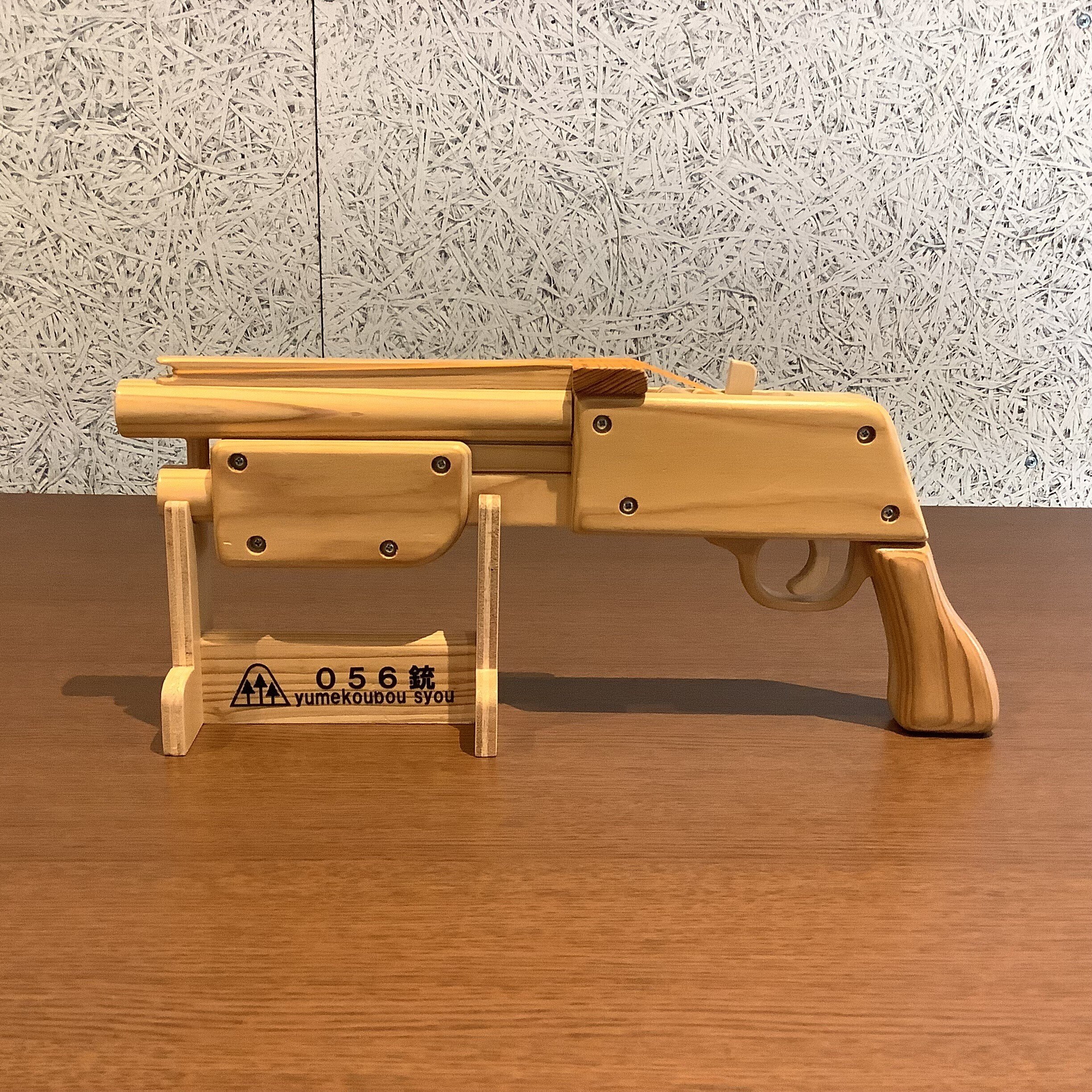 元消防署長が手掛けた日田杉仕様の木製玩具『056銃』｜ものづくり