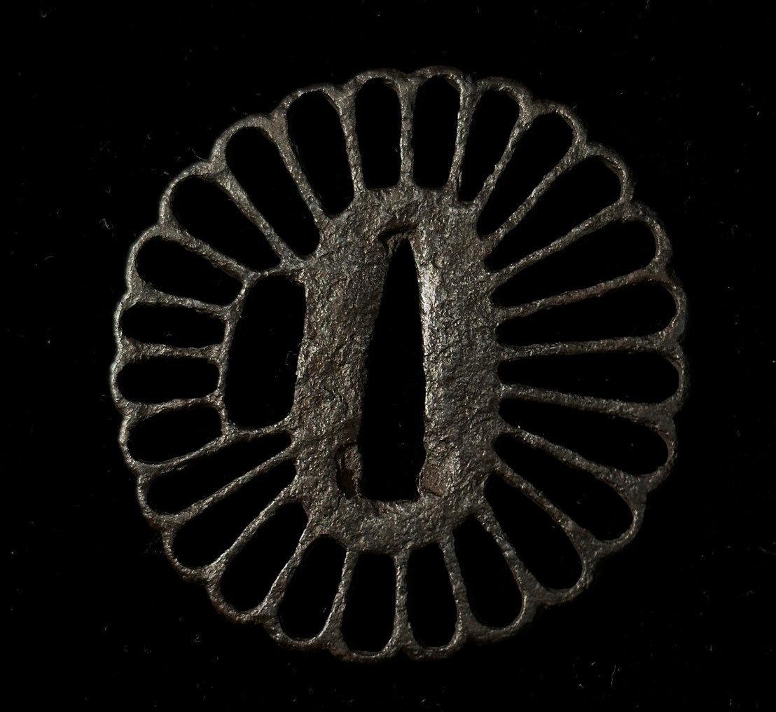 この菊花透の鉄鐔はいつ頃のものなのか考察｜刀箱師の日本刀ブログ