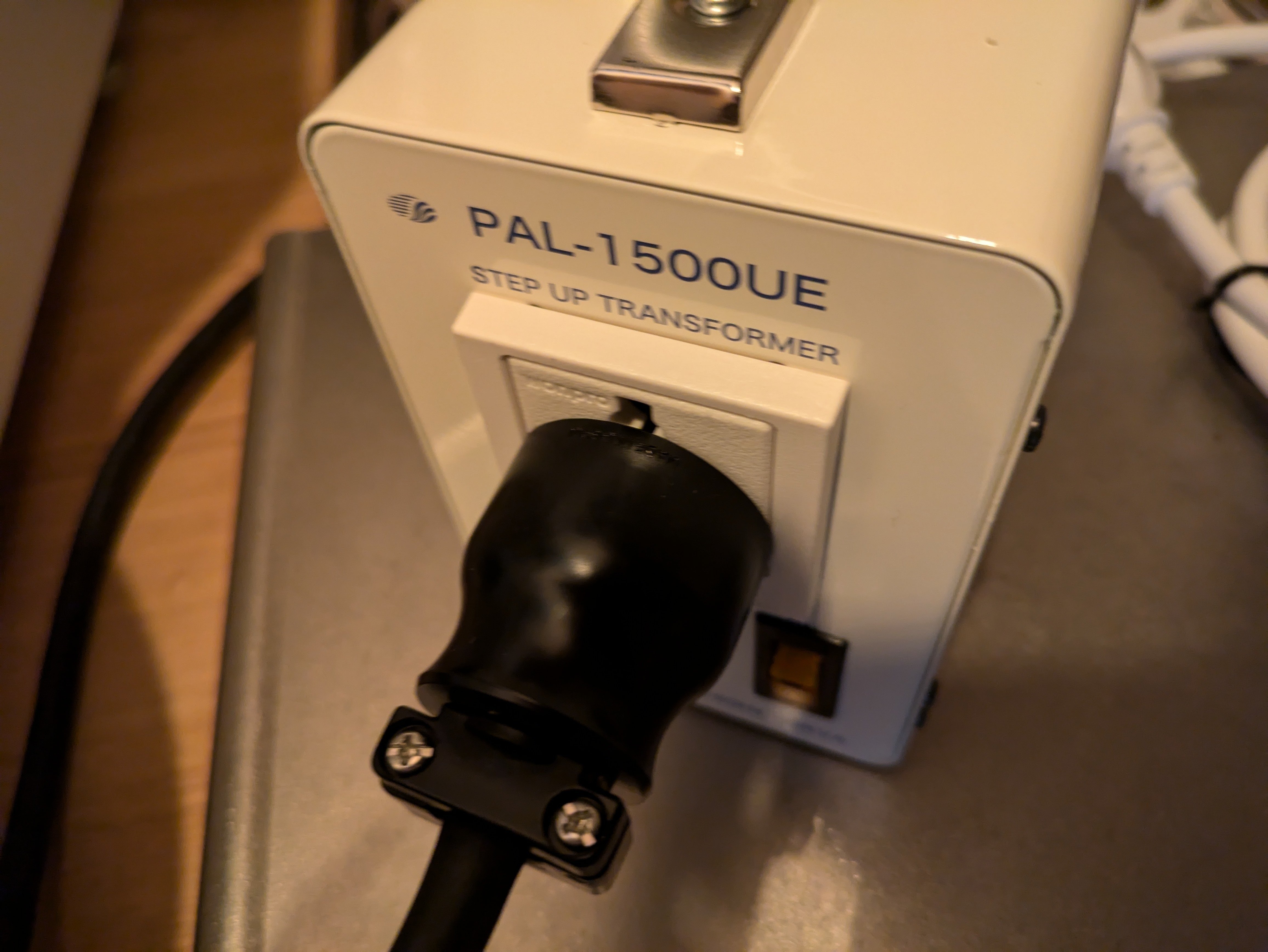 スワロー電機】「PAL-1500UE-DN 高容量/昇圧変圧器 PAL-1500UE-DN