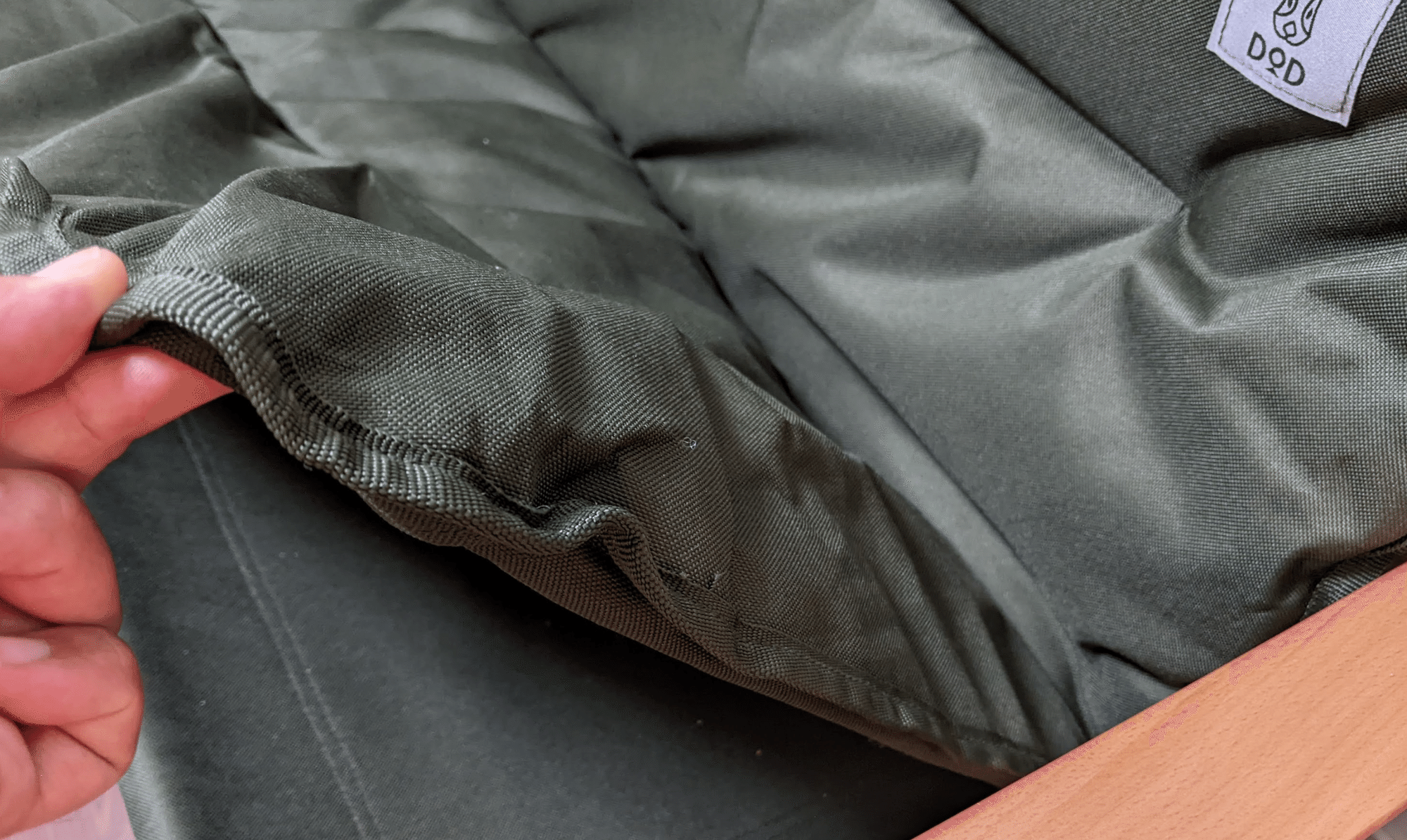 狭い子供部屋にはアウトドア用折り畳みベンチが使い勝手が良い（DOD