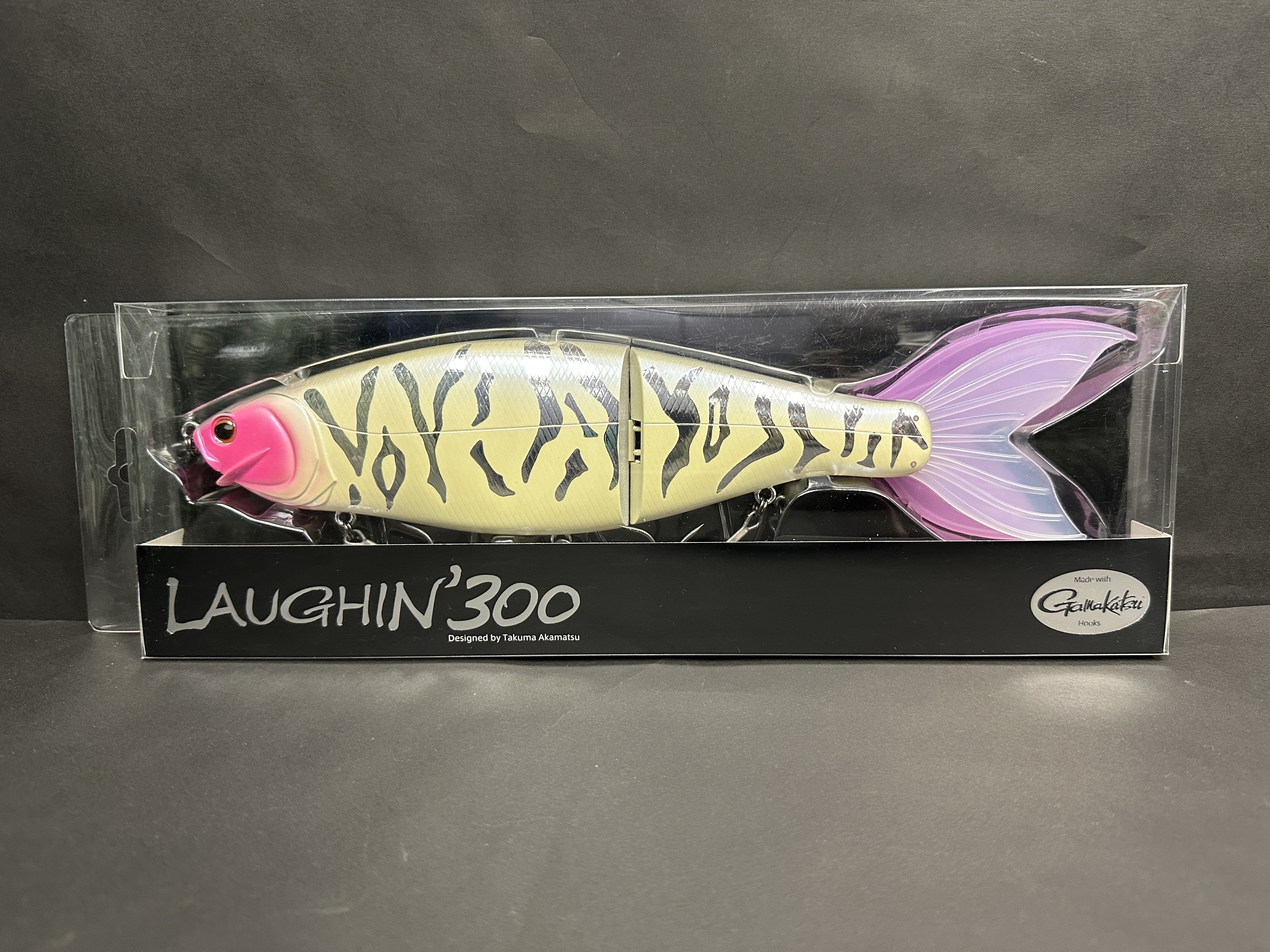 🎣【入荷情報】がまかつ「ラフィン300」入荷しました｜水面直下を攻略
