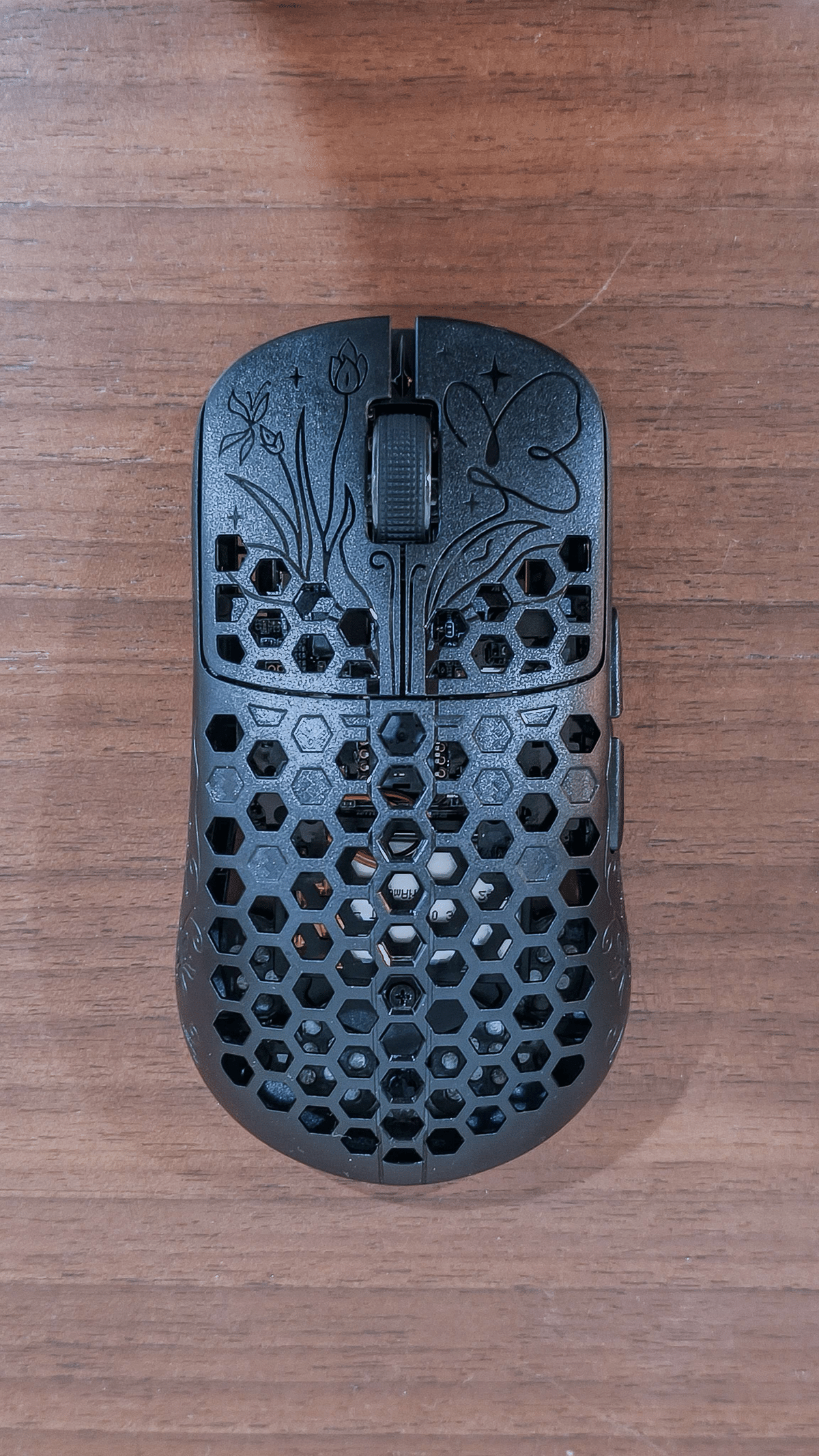 レビュー】UNIUS BLACK LOTUS CARBON 8K｜蝶模様が施された最高級