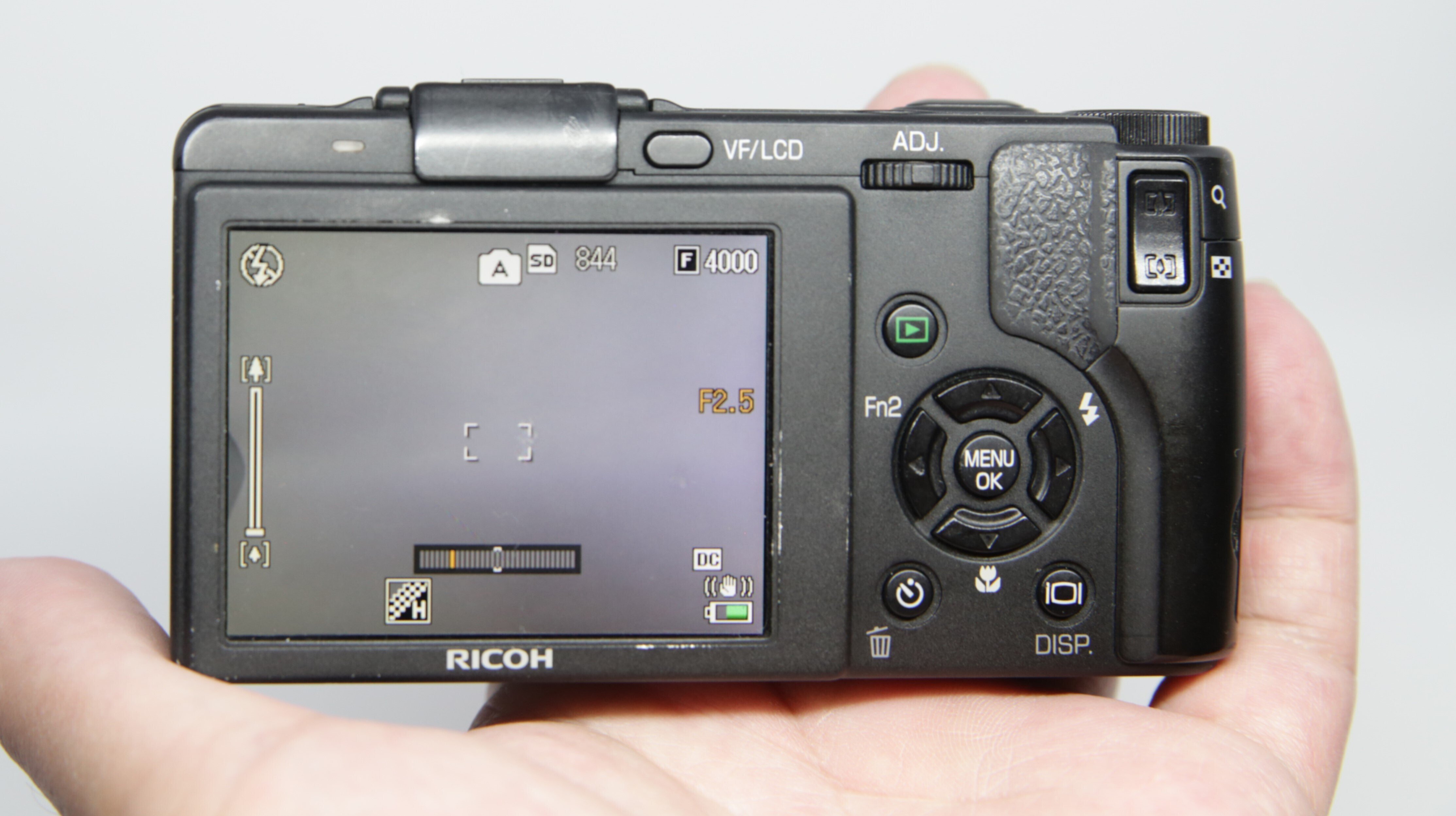 コンデジ以上、一眼未満。Ricoh GX200｜ひとりGo Chill