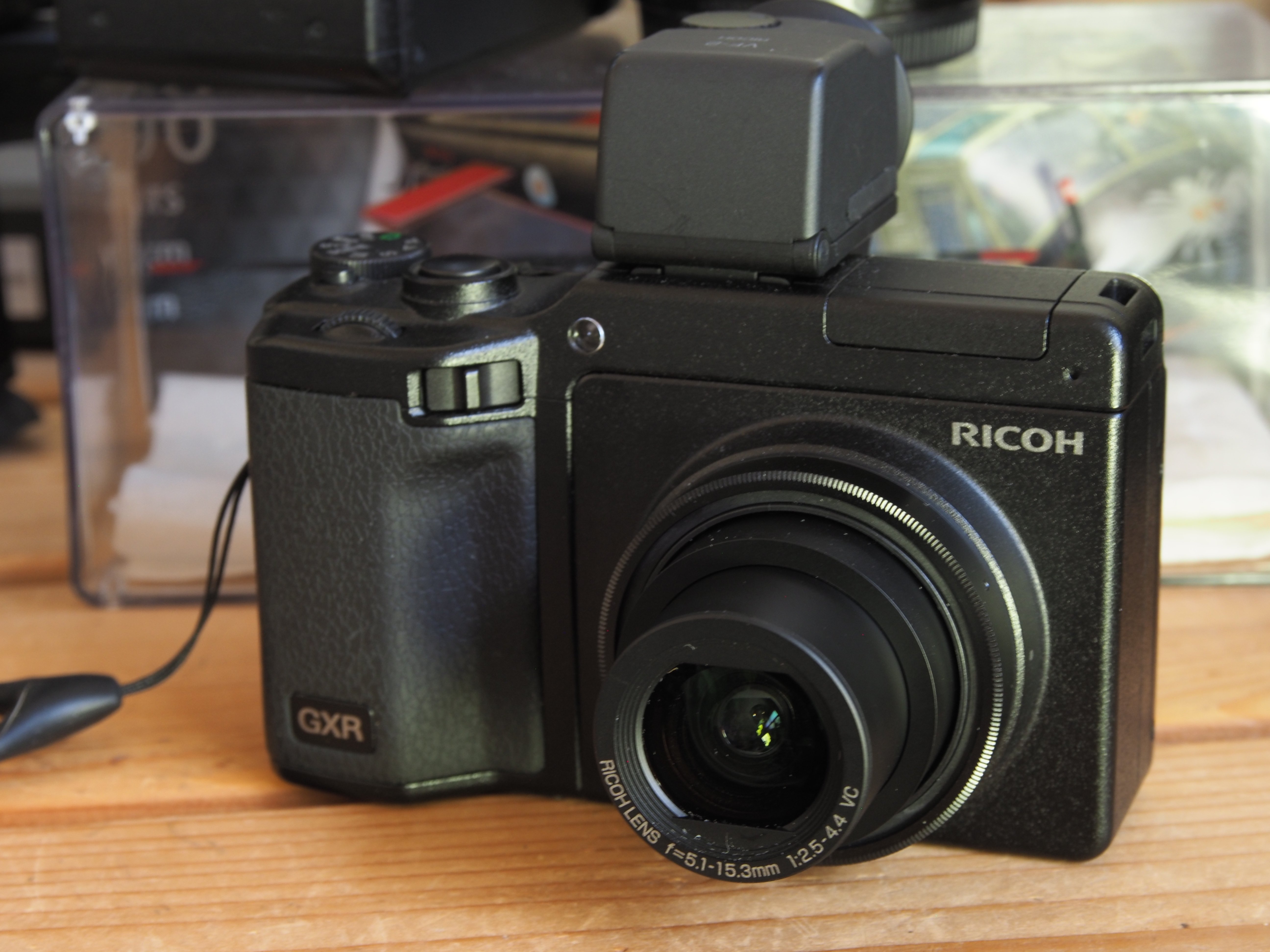 レンズ沼あれこれ：RICOH GXR+S10はコンデジサイズのモノクロ専科機