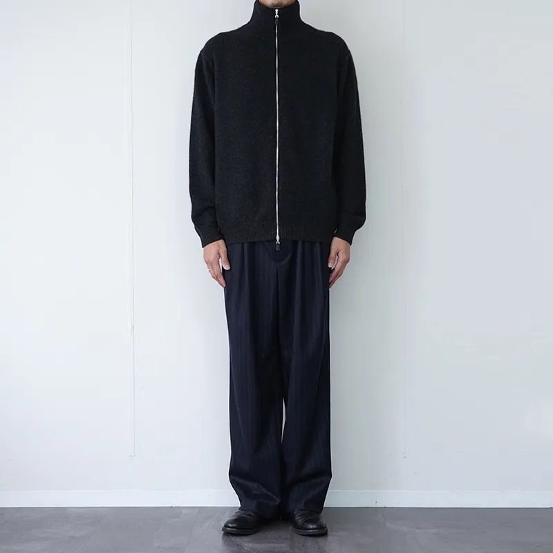 カシミヤの頂を日常に。BATONERが贈る、極上のドライバーズニット