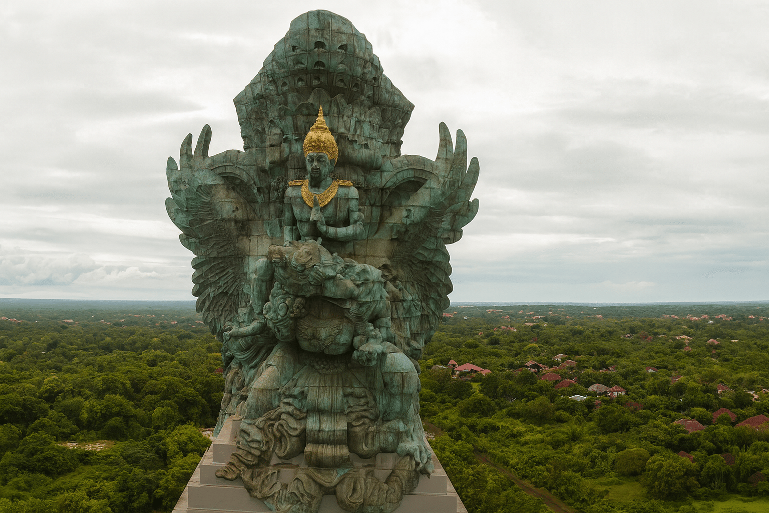 バリの空を見守る鋼の守護神と神鳥 ― ガルーダ・ウィシュヌ