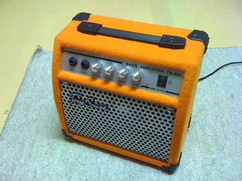 自宅での練習用に小さいベースアンプ ( Tony Smith TB-80/OR ) を買っ