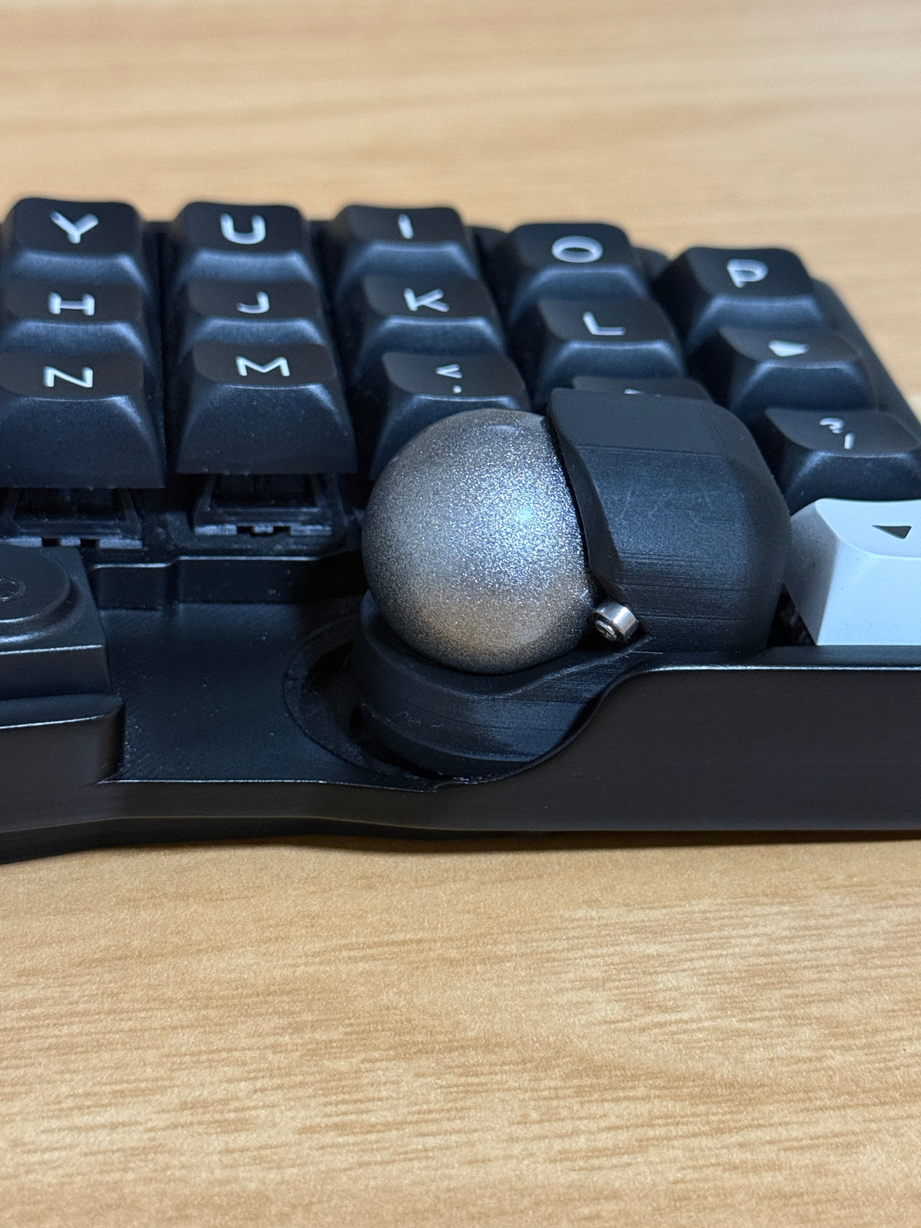 roBaを「モノトーン＋シルバー」で構築。塗装から3Dプリント設計まで