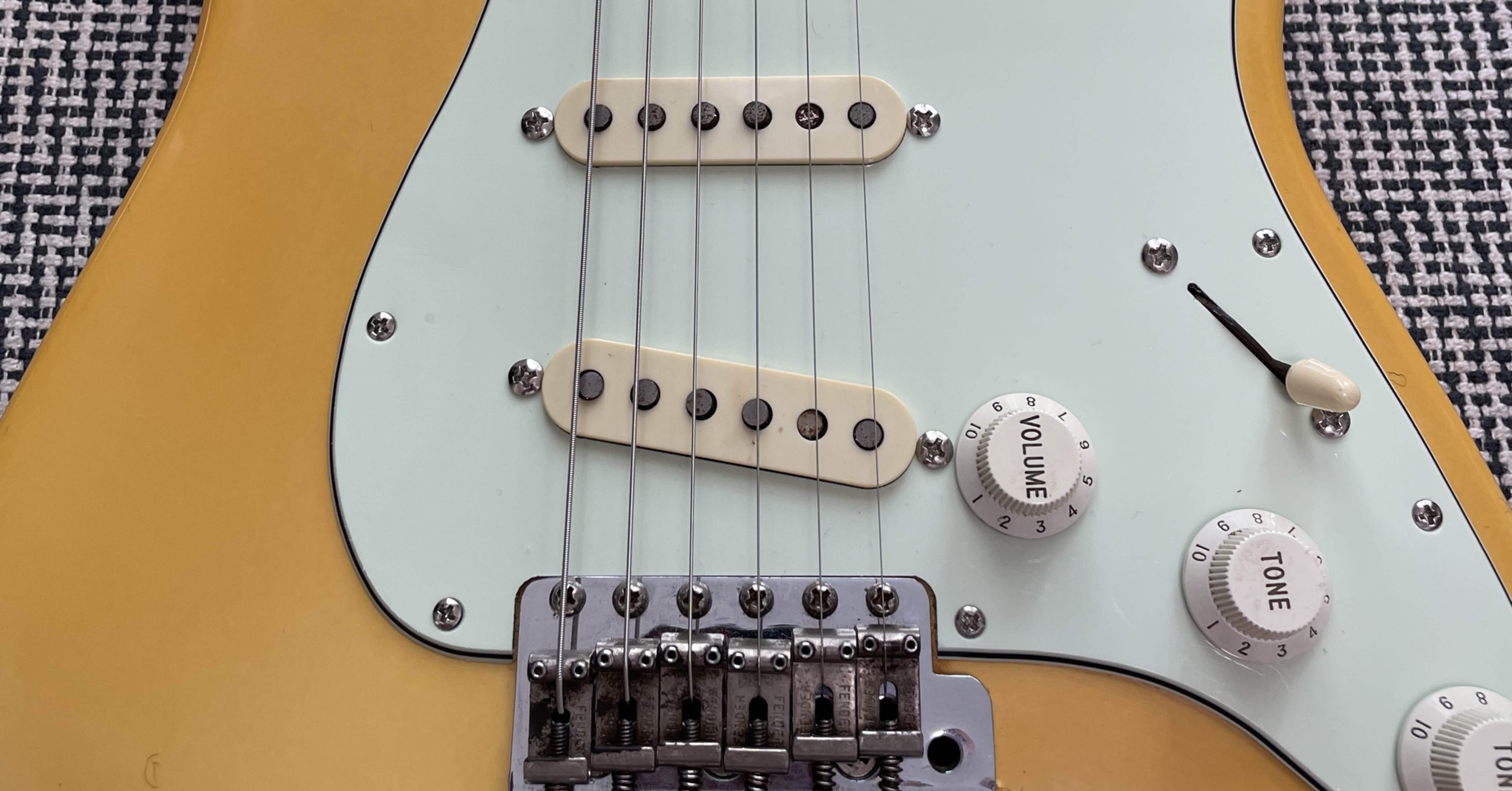 ストラトキャスターのピックガード交換した｜桑原和弘／100年経営理念
