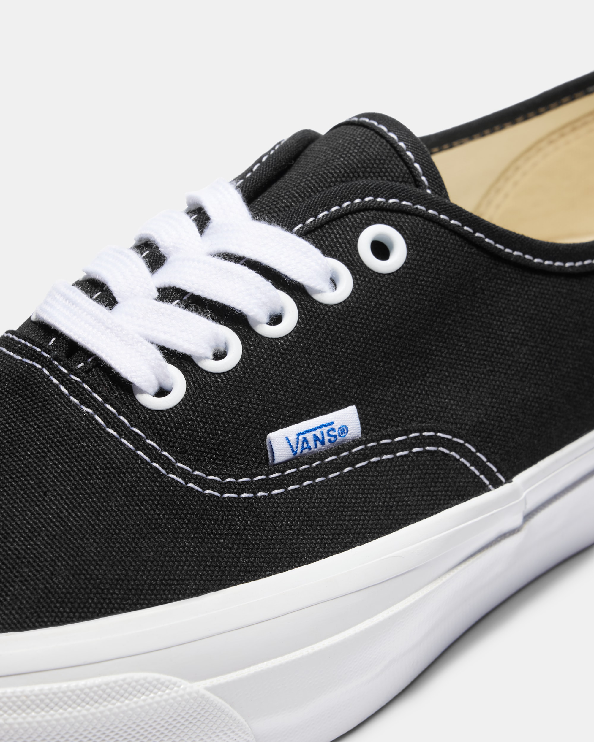 Premium Authentic Shoe in Black / White | Vans