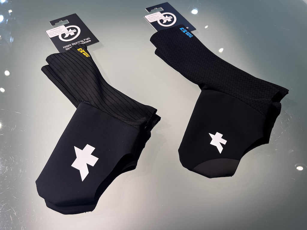 ファスナー無しで見た目スッキリ。「エアロ」と「防寒」が融合した2