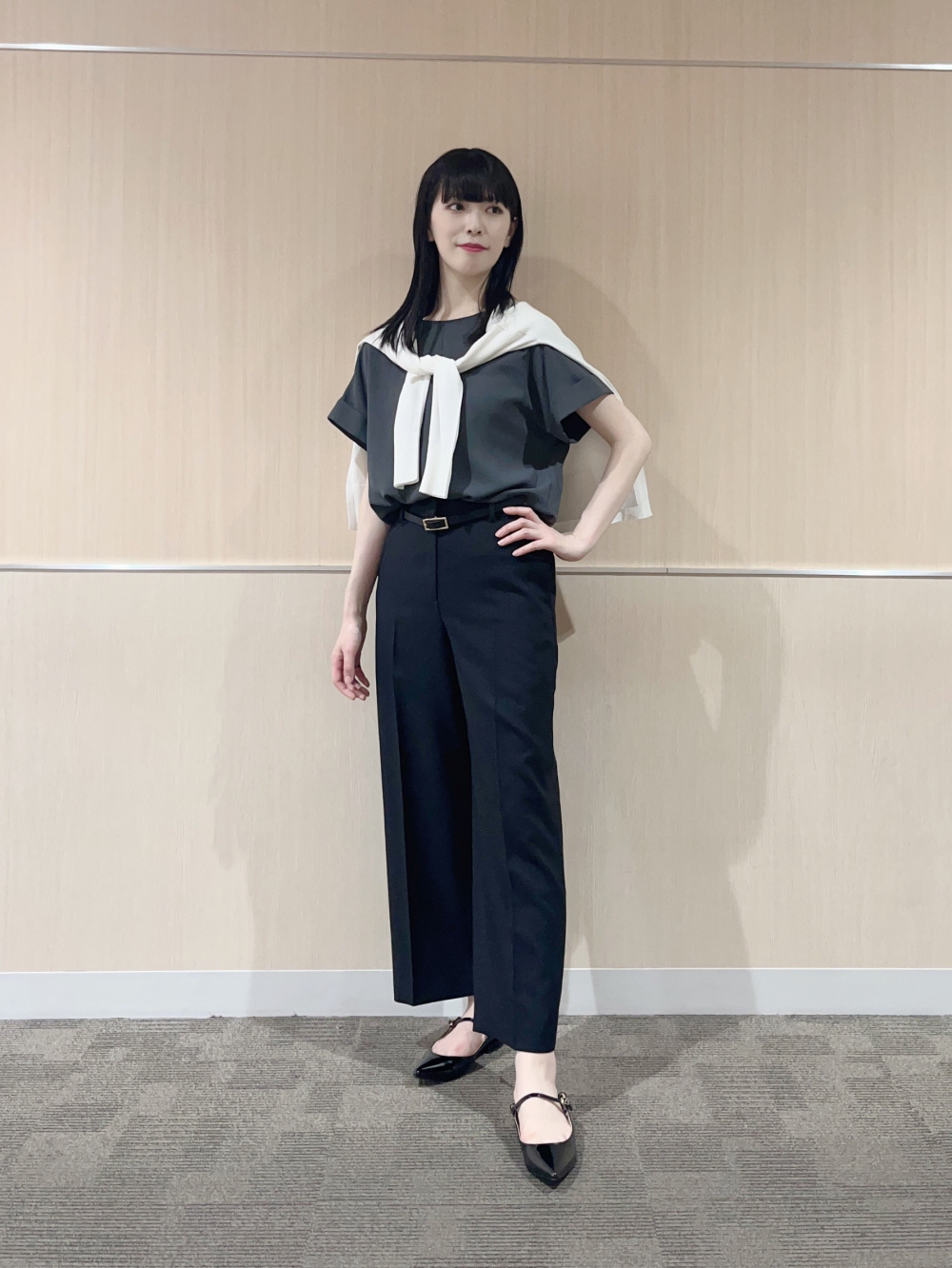 シャークツイードカラーレスジャケット、サテンTブラウス（半袖）」の