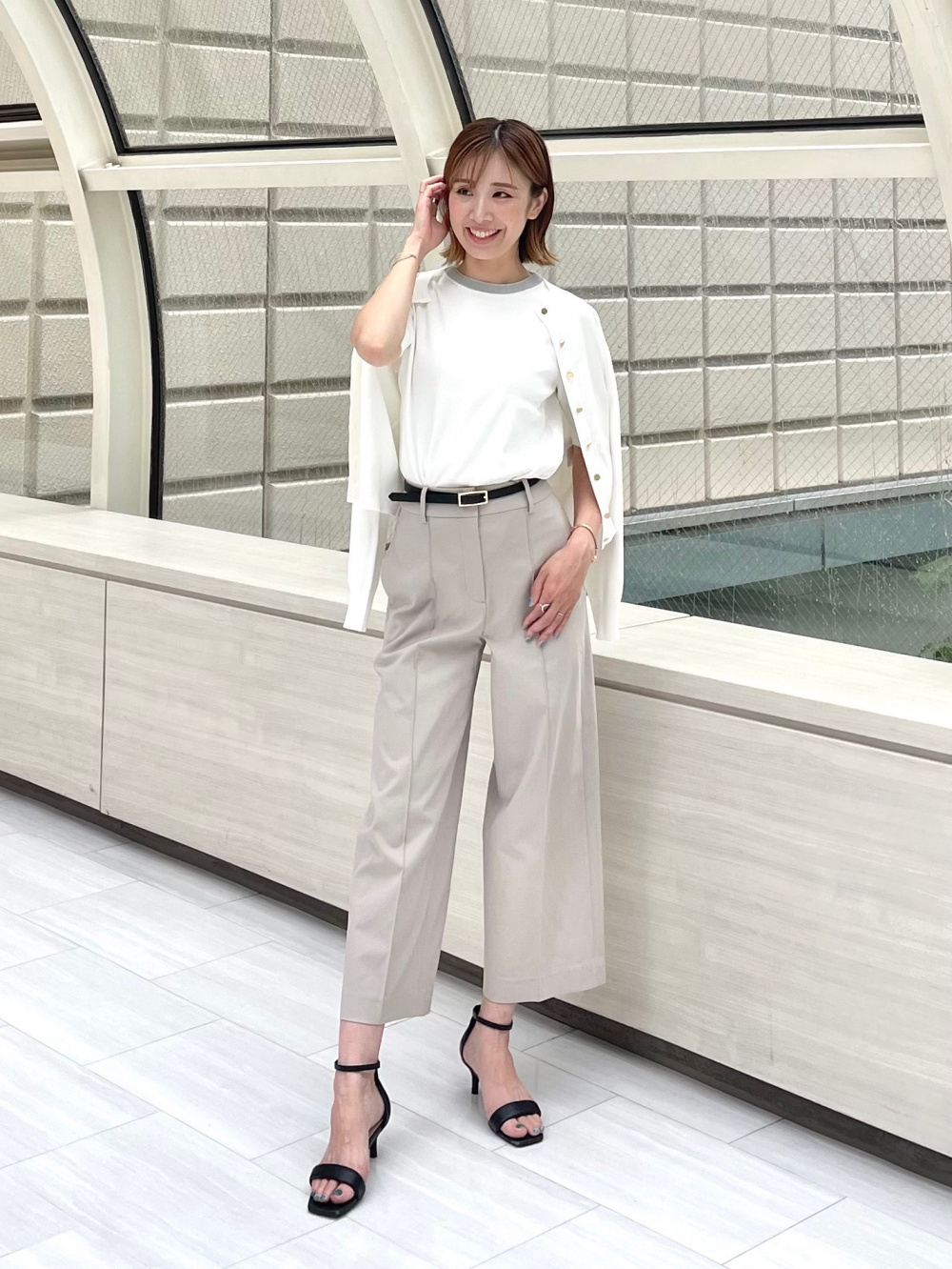 シャークツイードカラーレスジャケット、サテンTブラウス（半袖）」の