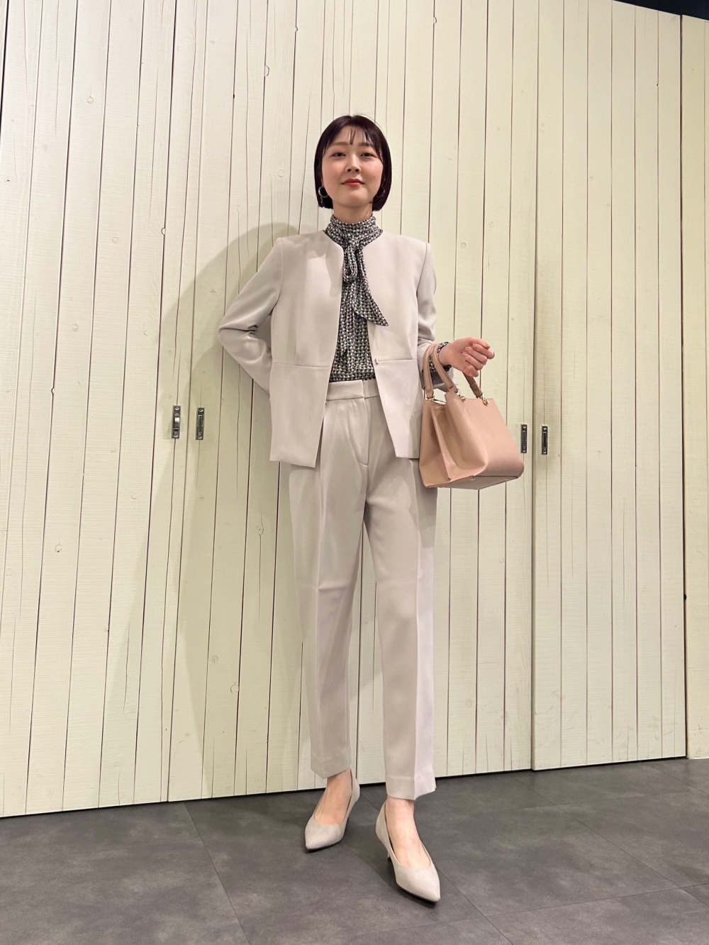 コンフォートリュクスカラーレスジャケット、パール付きブラウスパンツ