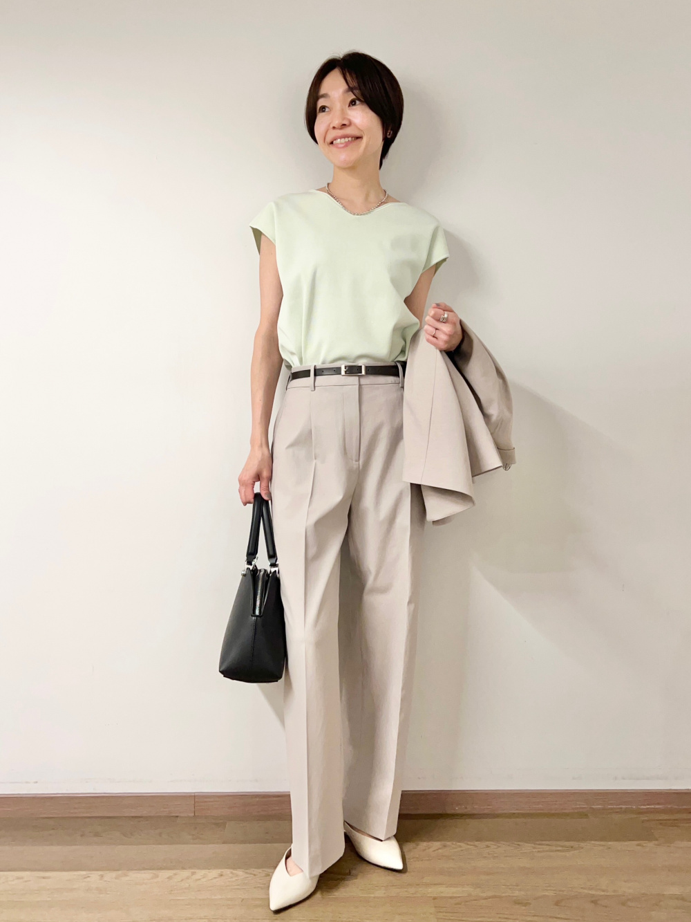 ワイドパンツ（リネンブレンド）、2WAYコンパクトバッグ」の着用