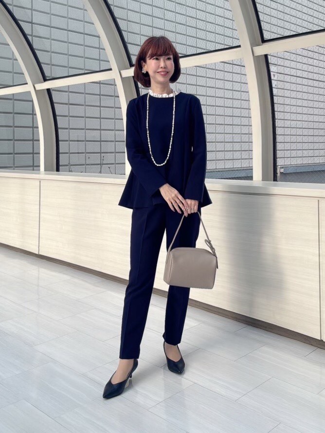 スティックパンツ（リネンブレンド）、ソフトショルダーバッグ」の着用