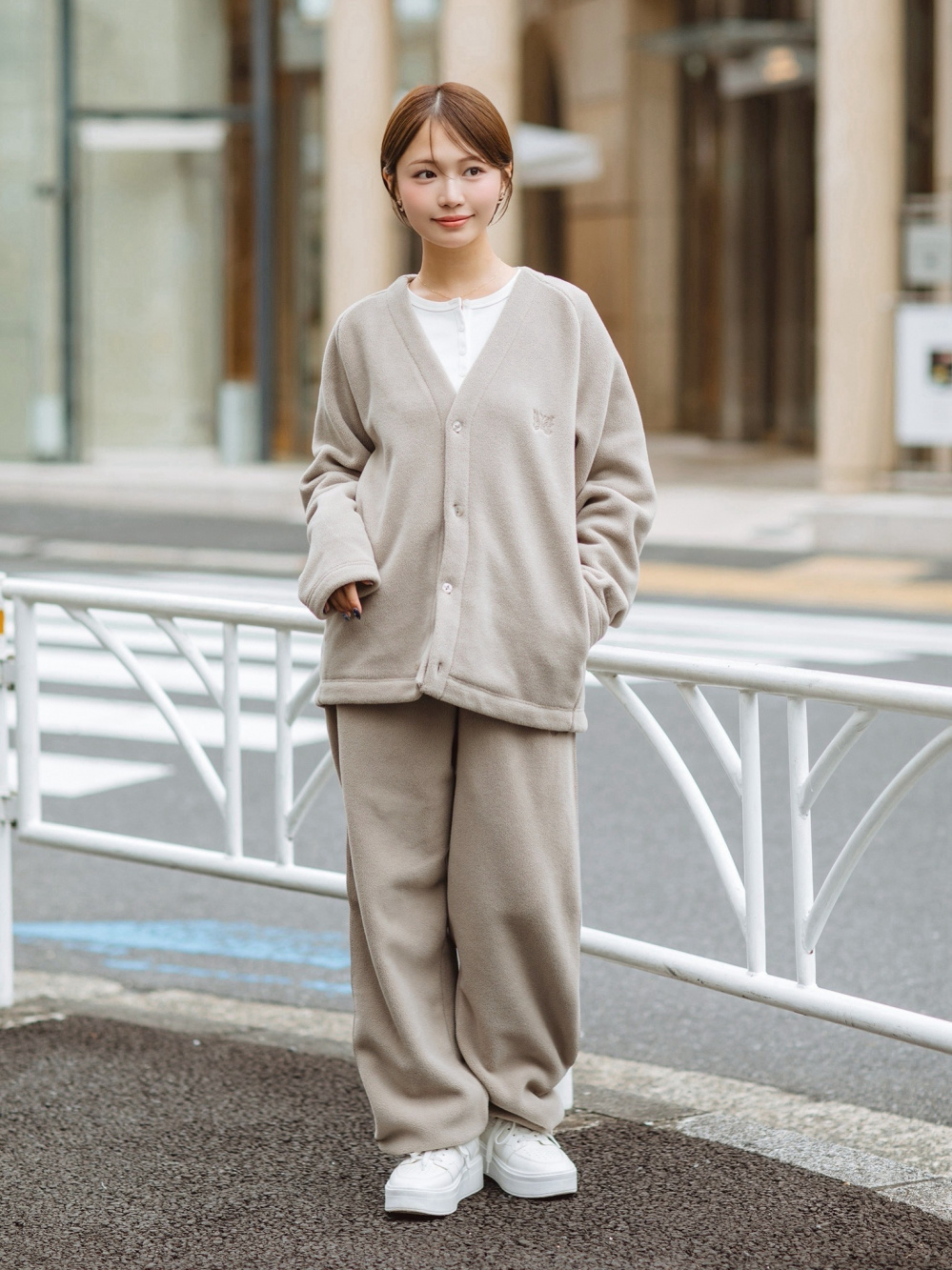 フリースオーバーサイズカーディガン、フリースワイドパンツ」の着用