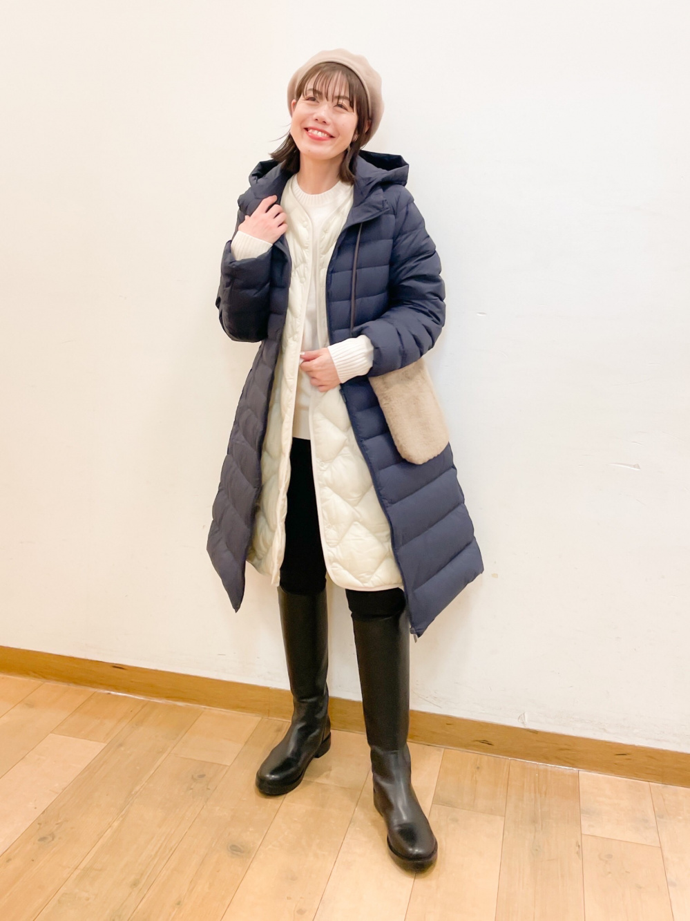 ウルトラライトダウンロングコート、ラムクルーネックセーター」の着用