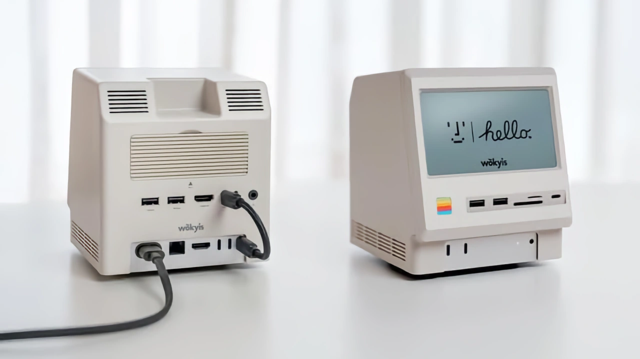 初代Macintoshをイメージしたレトロデザインで、5インチHDディスプレイ